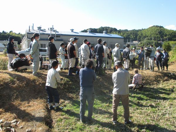 防護柵の設置方法や安全対策の現地実習風景