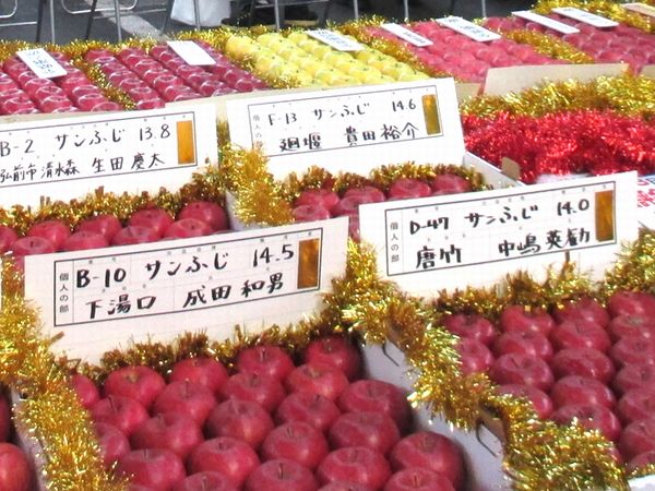 受賞りんごの数々がずらりと並ぶ会場
