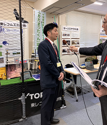 展示内容についてインタビューに応える担当者