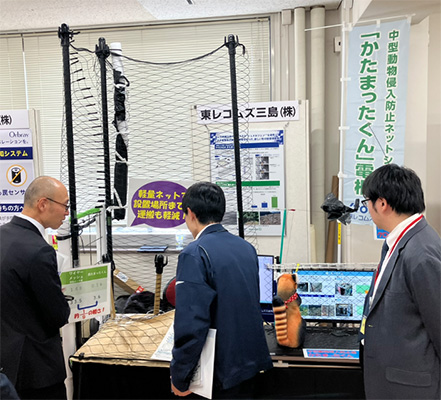 ご来場者への商品説明の模様