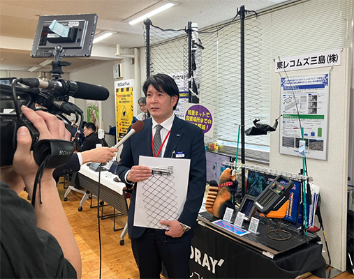 展示内容についてインタビューに応える担当者