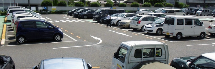 駐車スペースと走行レーンが広くとってあり、初心者の方にも安心です。