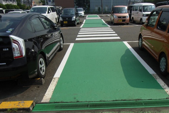 歩行ゾーンと横断歩道で安全。